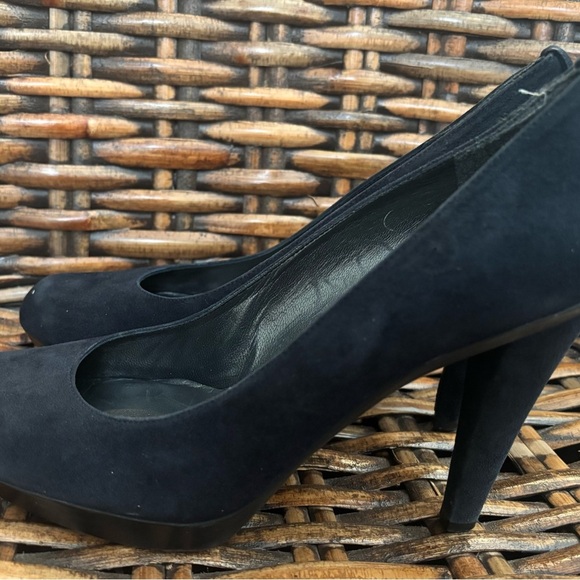 Stuart Weitzman navy suede  Women's Heels in size 7.5 Only worn a few times ! - Picture 5 of 16